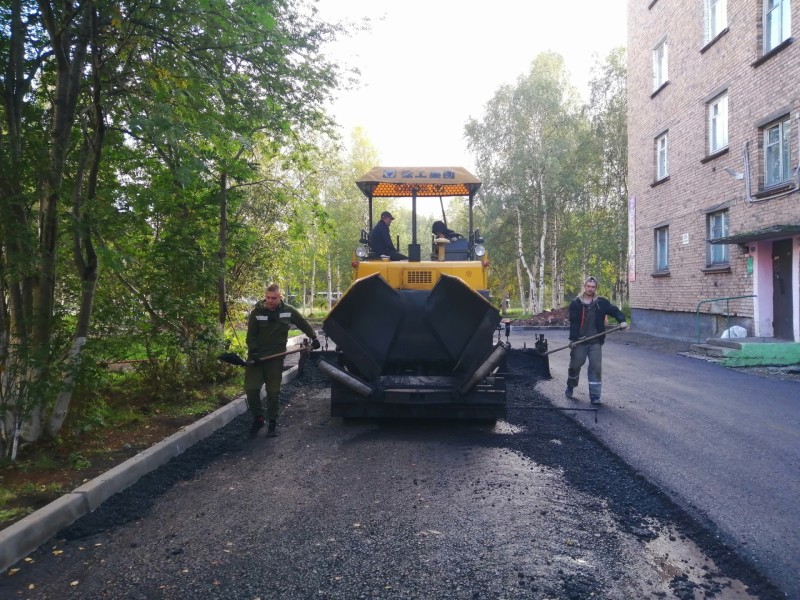 В Инте подрядчик благоустраивает две дворовые территории
