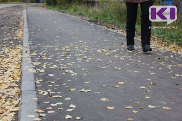 В Усть-Куломе завершается благоустройство пешеходных зон возле памятника героям Великой Отечественной войны и на подъезде к аэропорту