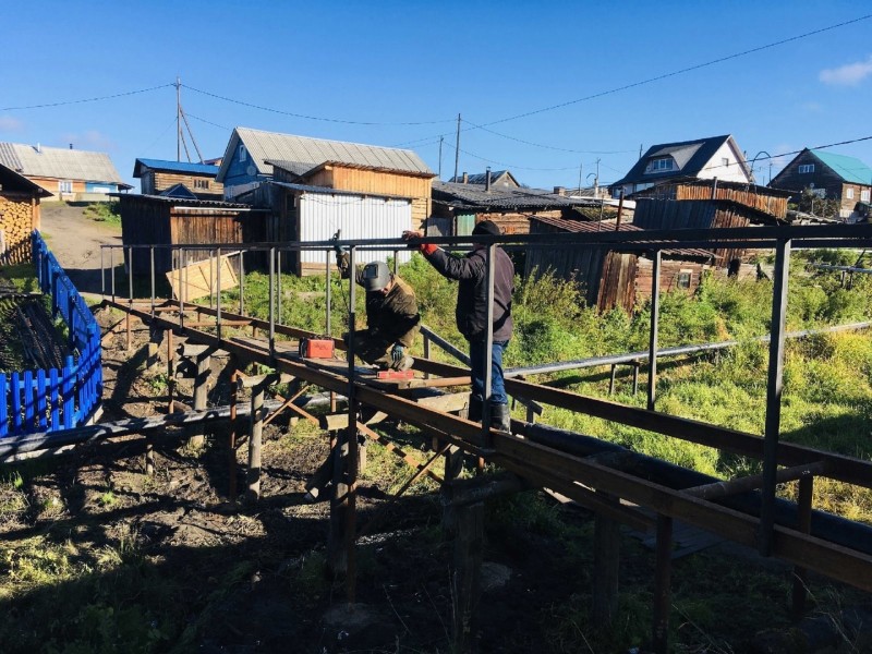 В Усть-Цильме началось строительство пешеходного моста