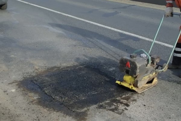 Решаем вместе: после жалобы сыктывкарцев в соцсетях на краснозатонском мосту заасфальтировали яму