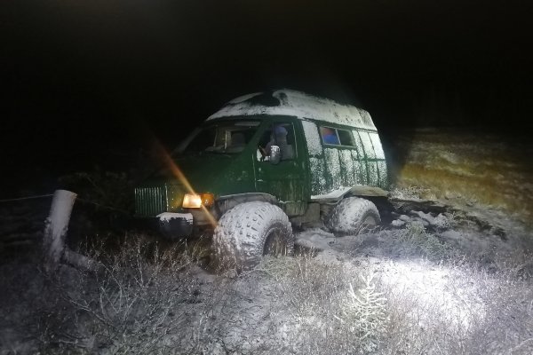 В Коми вездеход с охотниками застрял на болоте, эвакуация заняла два дня