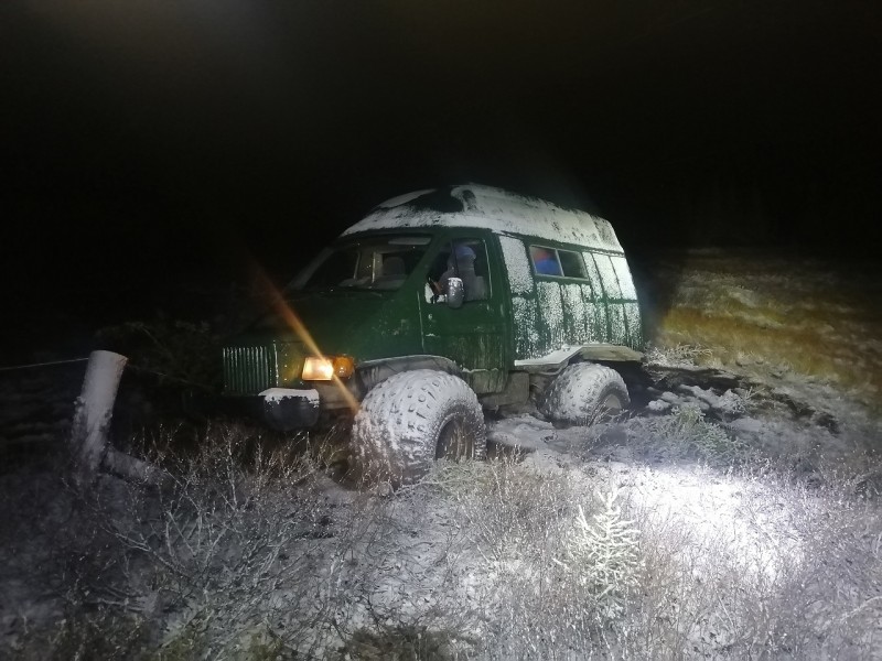 В Коми вездеход с охотниками застрял на болоте, эвакуация заняла два дня