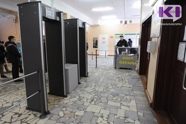 Владимир Уйба потребовал от руководителей всех образовательных учреждений Коми обеспечить безопасность в школах и вузах