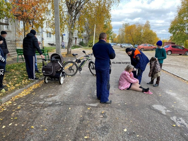 В Сыктывкаре велосипедист сбил женщину