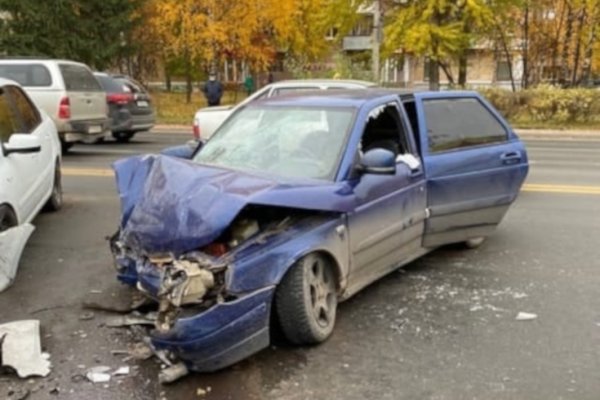 В центре Ухты столкнулись три авто, два человека получили травмы