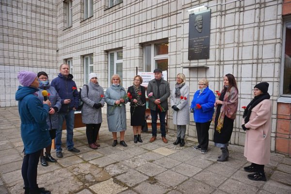 В Сыктывкаре обновили мемориальную доску известному писателю и ученому-энциклопедисту Каллистрату Жакову