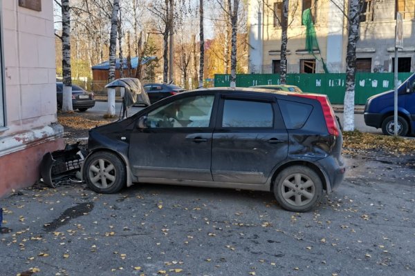 В Ухте водитель иномарки, пытаясь избежать столкновения, врезался в жилой дом