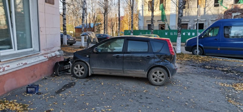 В Ухте водитель иномарки, пытаясь избежать столкновения, врезался в жилой дом