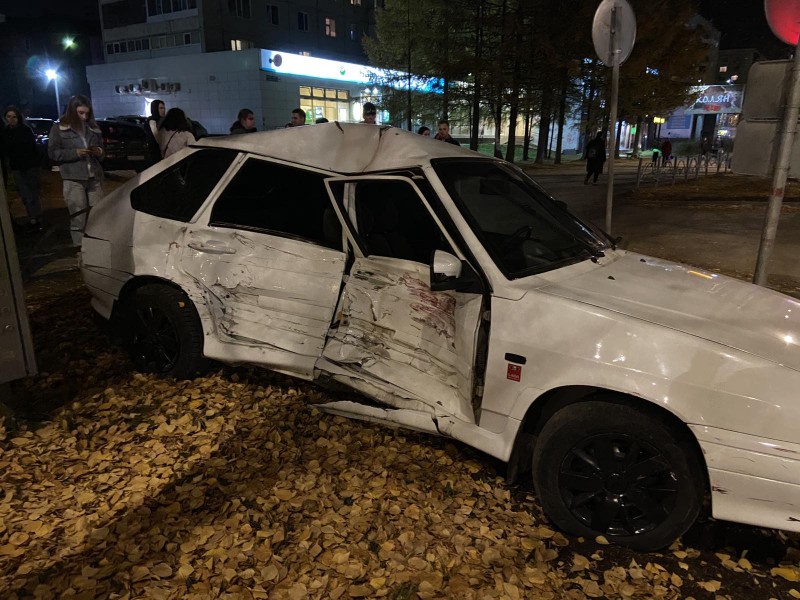 В центре Сыктывкара водитель "четырнадцатой" не уступил дорогу "семерке"