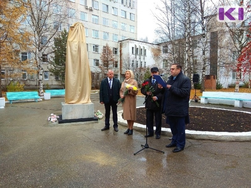 В Сыктывкаре открыли памятный знак медицинским работникам 