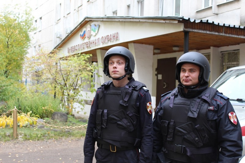 В Печоре понадобилась помощь росгвардейцев, чтобы решить вопрос с заснувшей в магазине женщиной