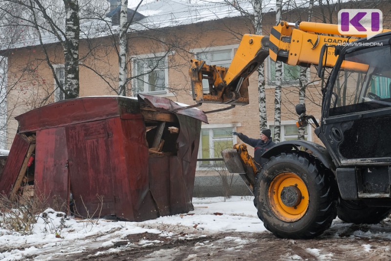 В Сыктывкаре "посадили на вилы" незаконно установленные гаражи