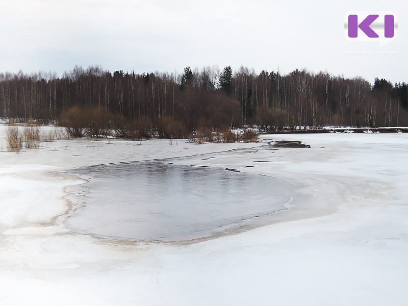 В Ижме под лед провалился рыбак 