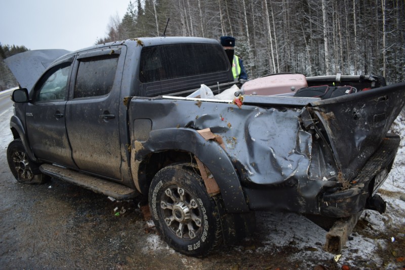 На трассе Сыктывкар - Ухта в результате опрокидывания Toyota Hilux пострадали два человека