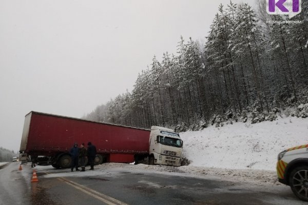 В километре от поворота на Морово образовалась пробка
