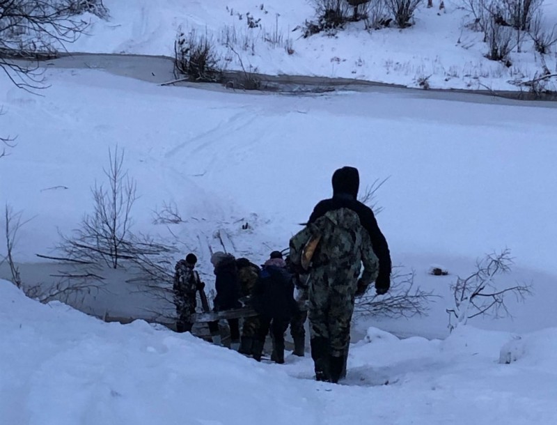 Вы ходите по тонкому льду: в Ижемском районе родители рискуют жизнями школьников и возят их домой через полынью