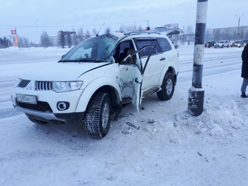 В Усинске женщина-водитель Mitsubishi Pajero сбила светофор