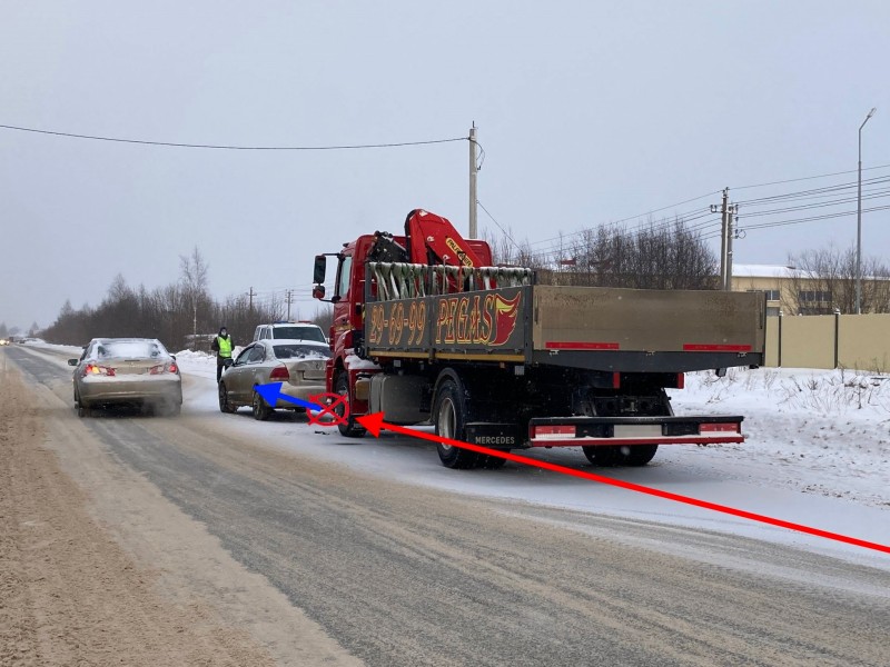 В Сыктывкаре водитель КамАЗа "догнал" Volkswagen Polo