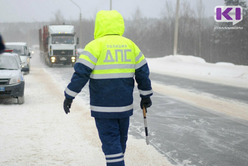 В Усть-Куломском районе водитель грузовика Iveco из-за скользкой дороги вылетел в кювет