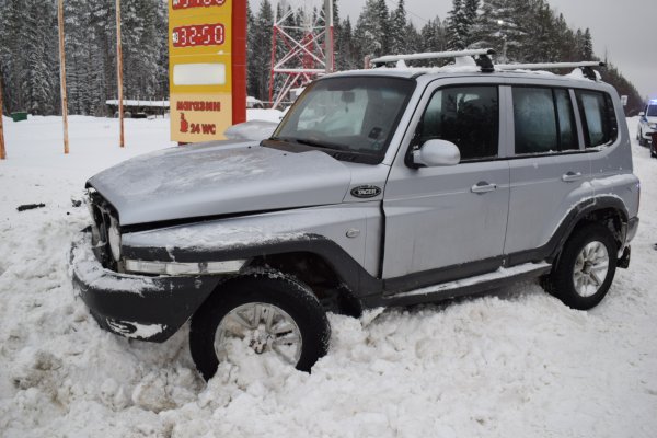 Рядом с ухтинской автозаправкой столкнулись Tagaz Tager и Nissan Terrano