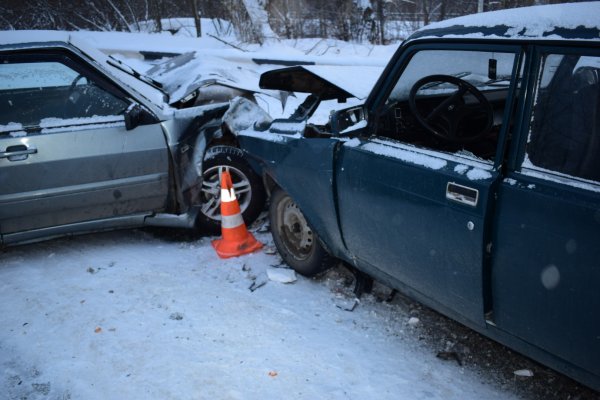 В Ухте несовершеннолетний гонщик на ВАЗе выехал на встречную полосу и врезался в 