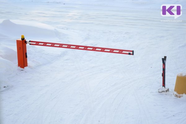 В Сосногорске семья не смогла проехать по дороге 