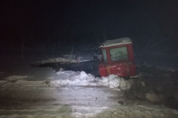 В Ижме на зимнике в болото провалился трактор 