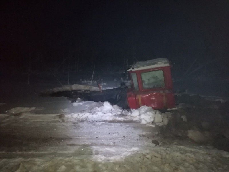 В Ижме на зимнике в болото провалился трактор 