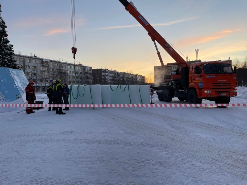 В Ухте приступили к строительству ледового городка