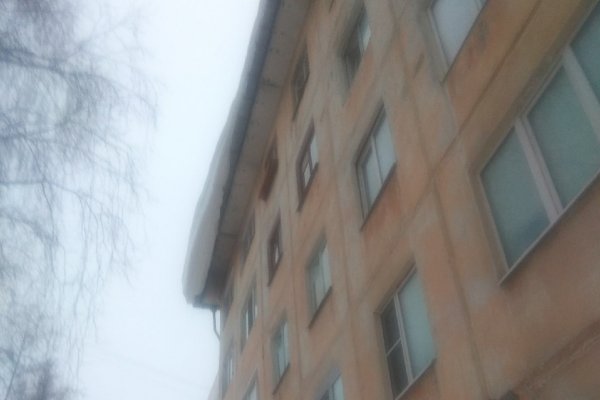 В Сыктывкаре глыба снега угрожает пешеходам