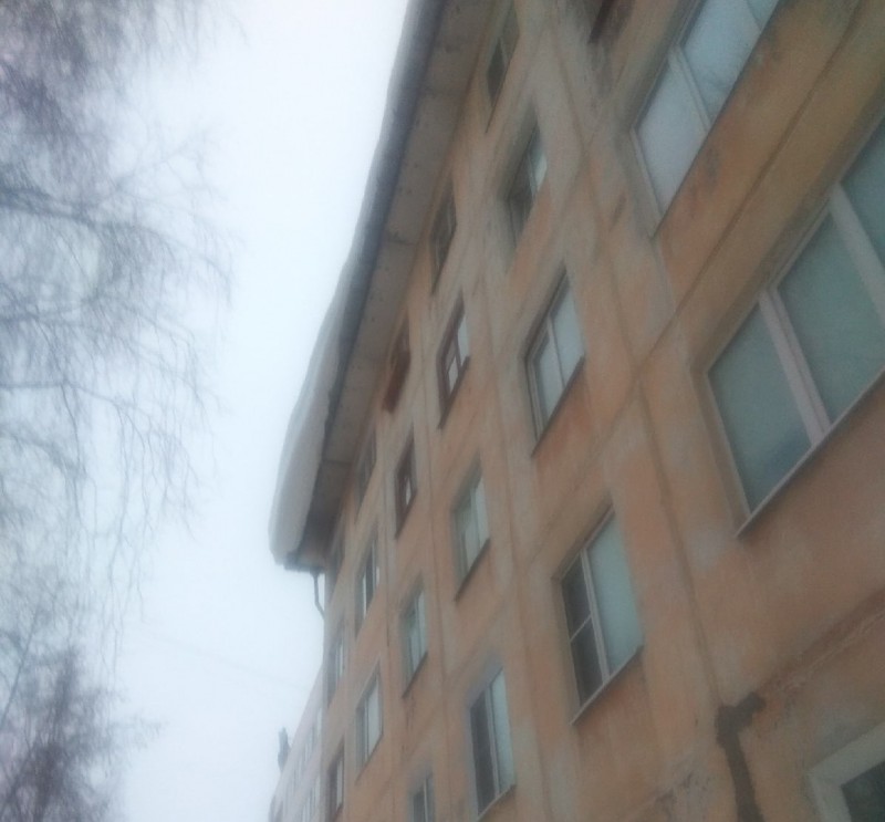В Сыктывкаре глыба снега угрожает пешеходам