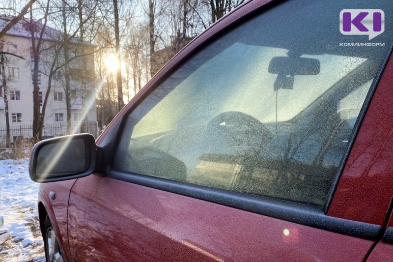 В Коми к запертому в автомобиле ребенку на помощь прибыли пожарные и спасатели