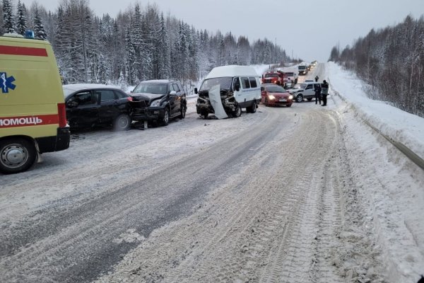 На трассе под Ухтой столкнулись четыре автомобиля, есть пострадавшие