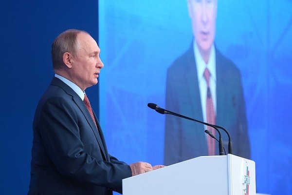 Путин поручил доработать законопроект о QR-кодах в общественных местах