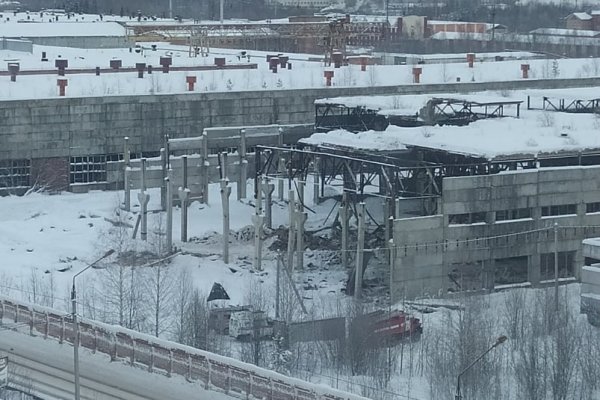 В Ухте рухнуло заброшенное здание, ведутся поиски человека под завалами