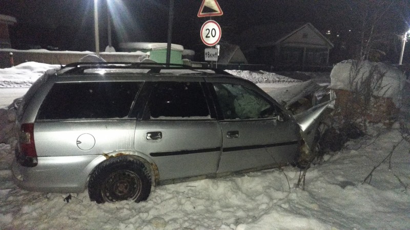 В Зеленце пьяного водителя Opel Vectra остановили кирпичи