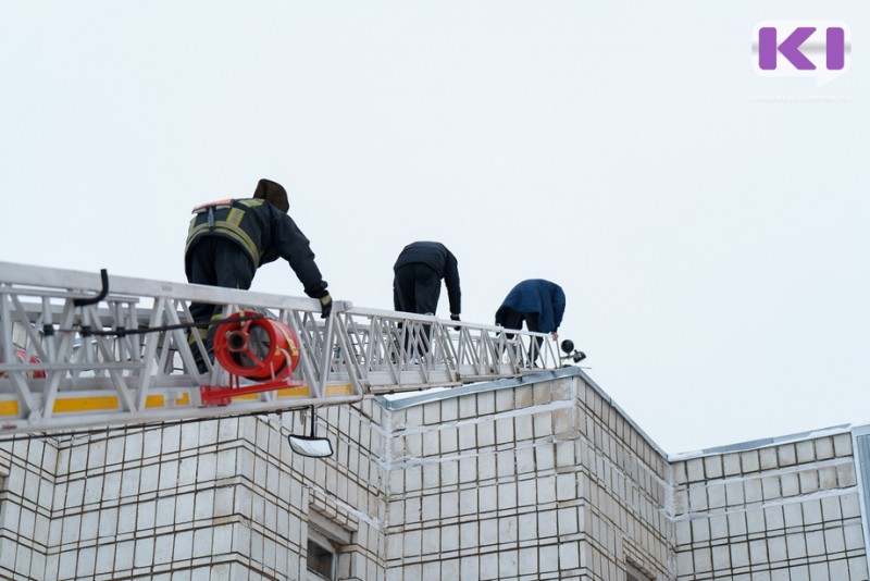 В Ухте пожарные спасли мужчину и женщину