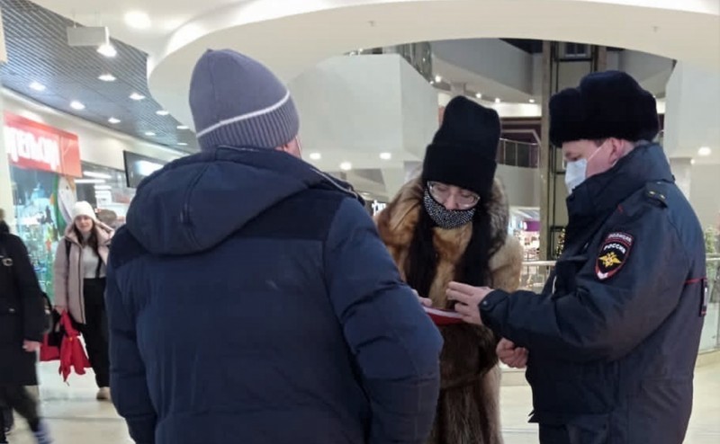 В общественных местах Сыктывкара продолжается проверка соблюдения масочного режима