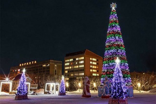 В Воркуте вандалы повредили новогодние фигуры на Центральной площади