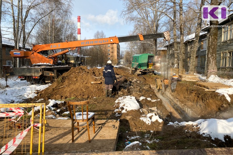 В Сыктывкаре устраняют три мелких дефекта на трубопроводе