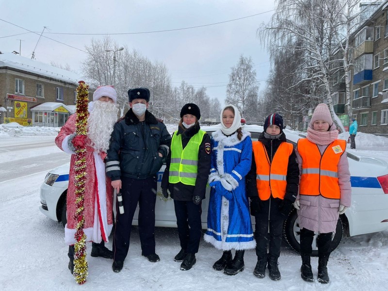 На дороги Сосногорска вышли Дед Мороз и Снегурочка