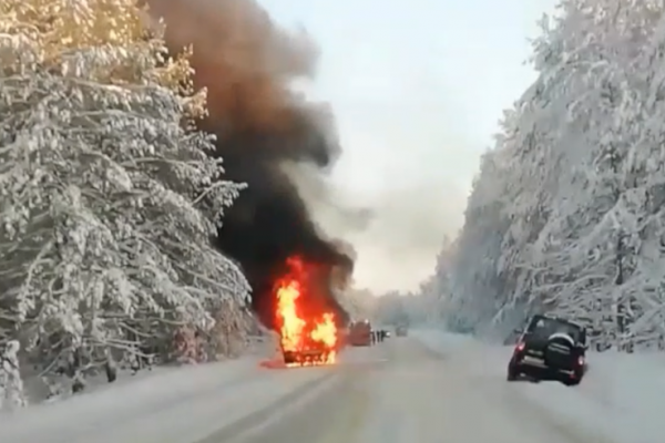 На трассе Сыктывкар - Ухта во время движения загорелась Skoda