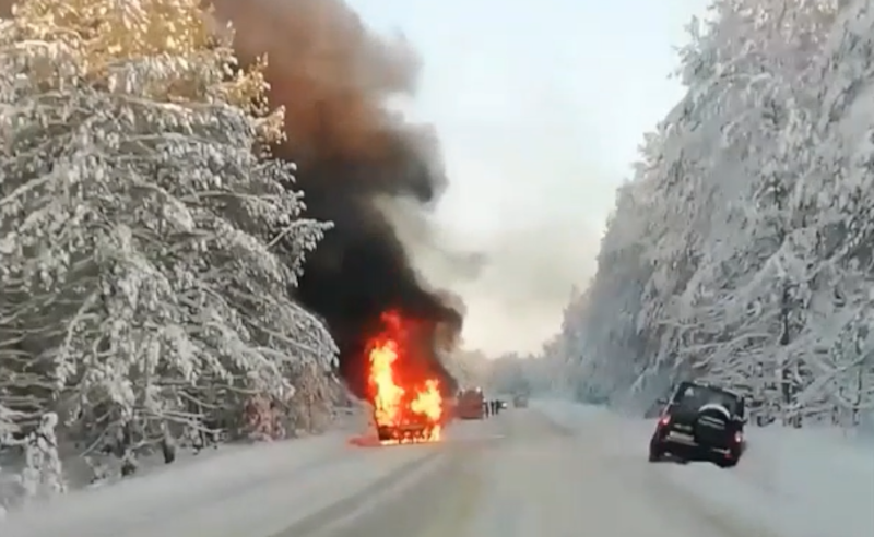 На трассе Сыктывкар - Ухта во время движения загорелась Skoda