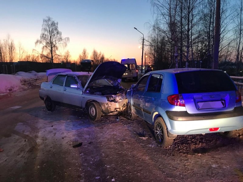 В Сыктывкаре юноша на "десятке" спровоцировал аварию с тремя пострадавшими