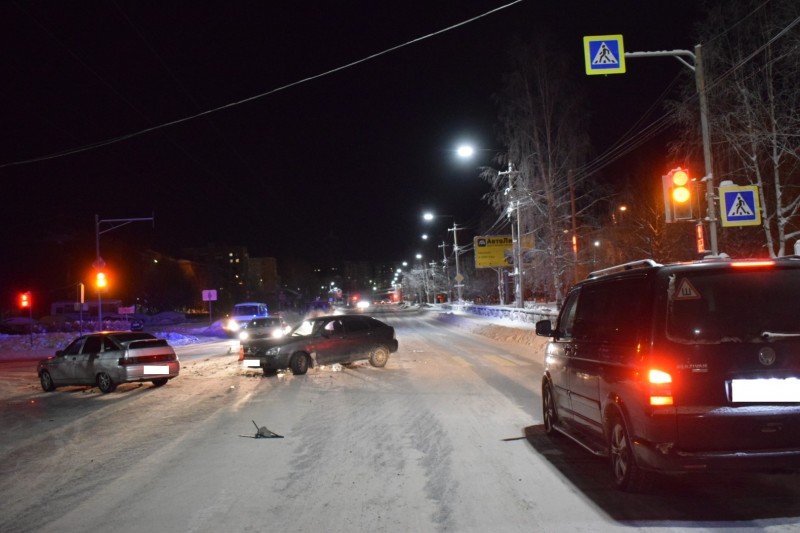 В Ухте при столкновении автомобилей пострадали два человека 