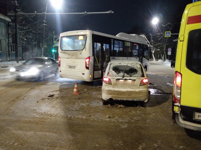 В Сыктывкаре водитель маршрутного ПАЗа не поделил перекресток с Daewoo Matiz