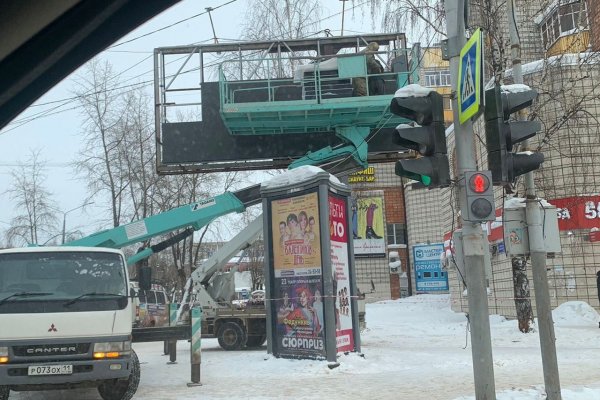 В центре Сыктывкара демонтировали видеоэкран