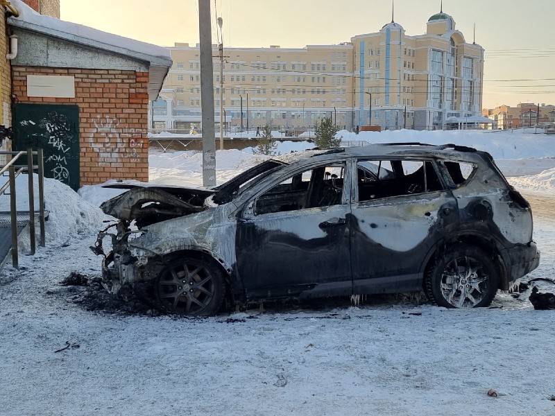 В Ухте сгорели два автомобиля