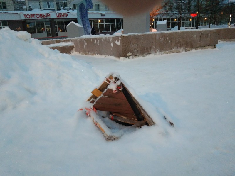 В центре Сыктывкара у детской площадки горожане заметили опасный люк
