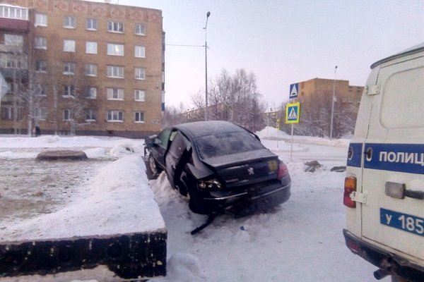 В Инте спасатели вырезали дверь иномарки, чтобы извлечь пострадавшего в ДТП
